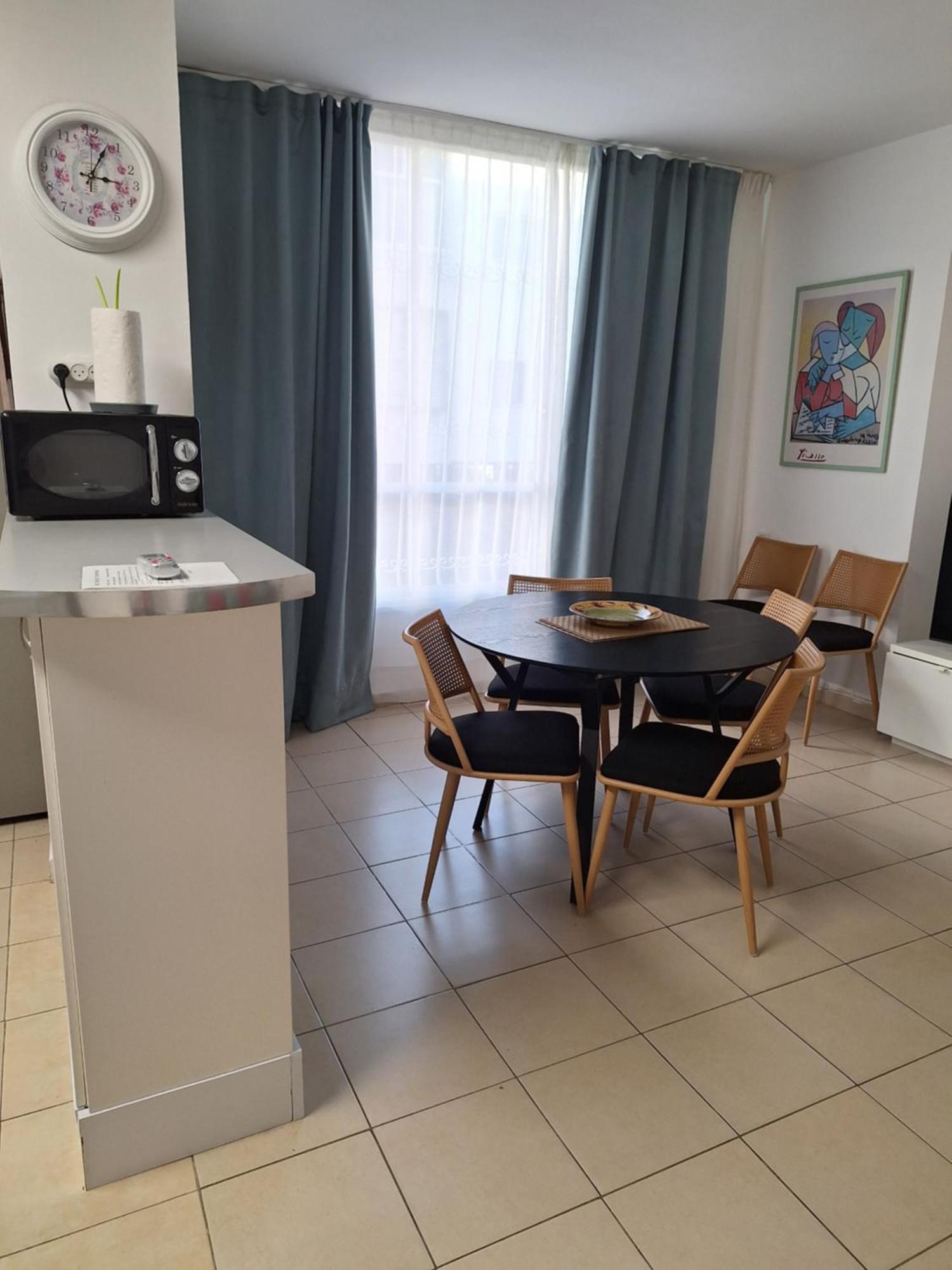 Amazing Apartment For 3 Guests Steps From The Beach Νετάνια Εξωτερικό φωτογραφία