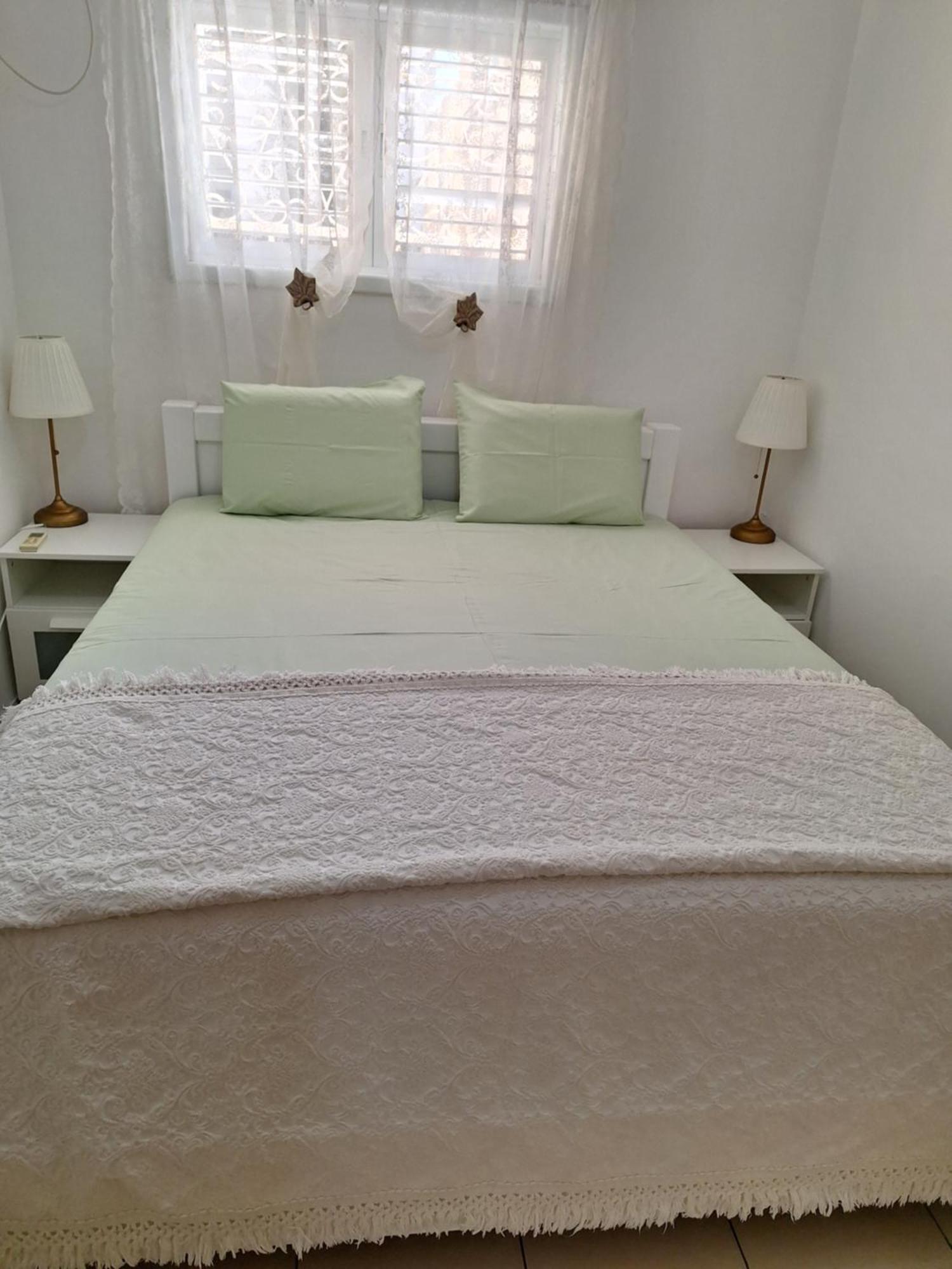 Amazing Apartment For 3 Guests Steps From The Beach Νετάνια Εξωτερικό φωτογραφία
